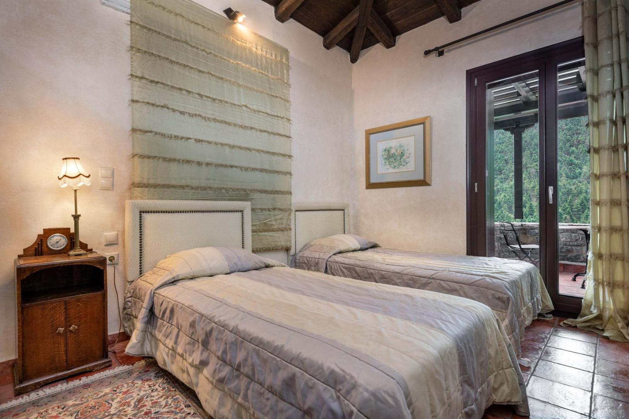 Ostra Menalon Luxury Suites Kardaras Bagian luar foto