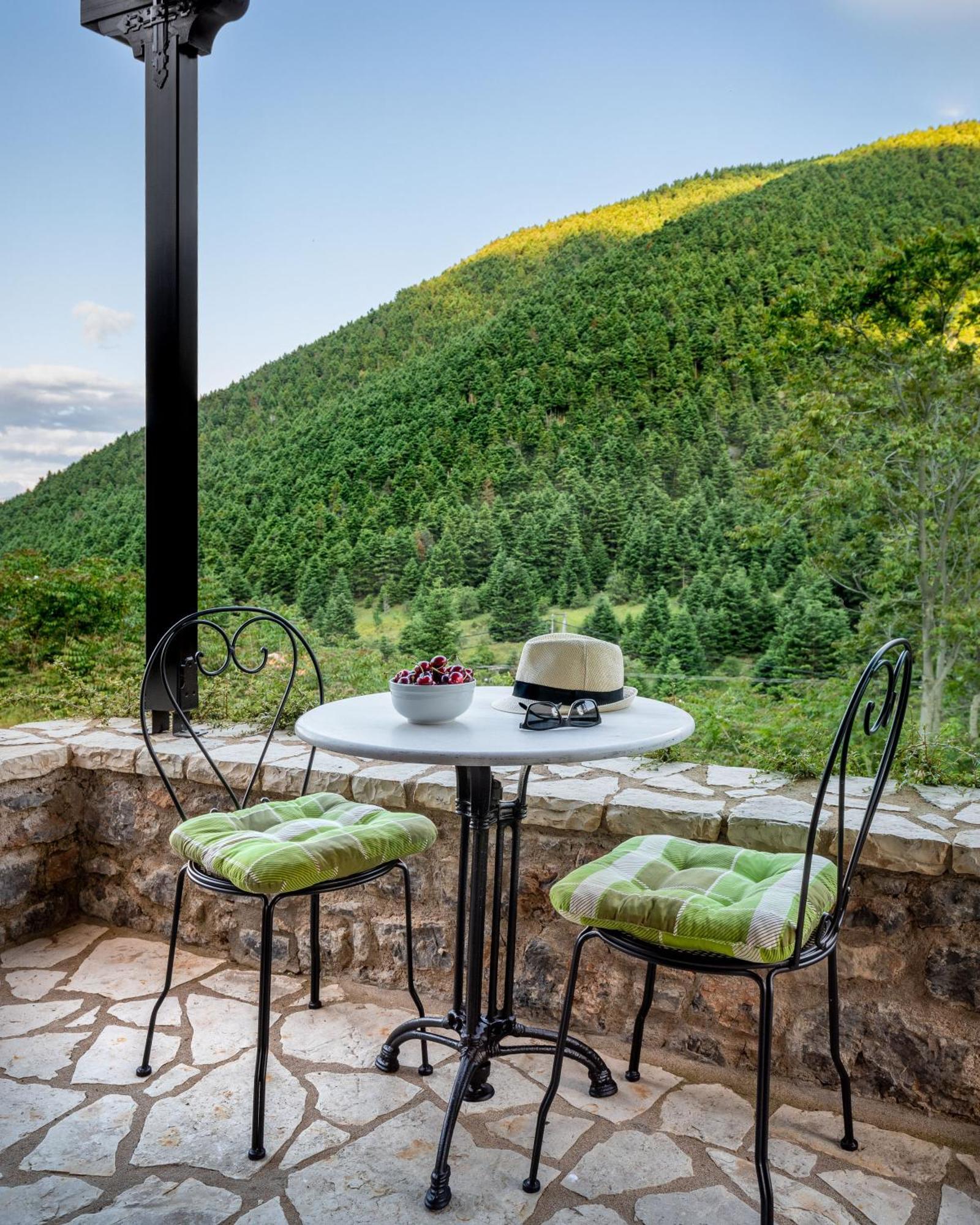 Ostra Menalon Luxury Suites Kardaras Bagian luar foto