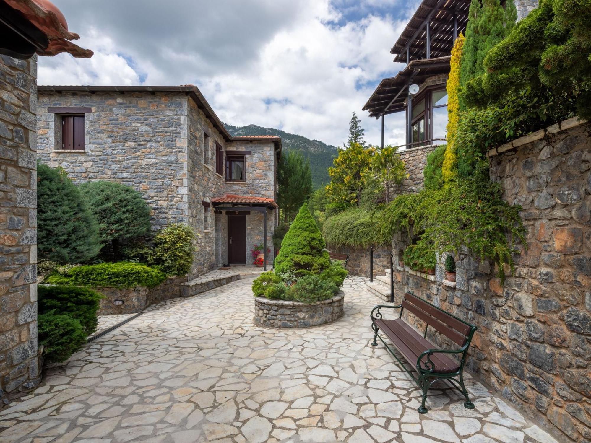 Ostra Menalon Luxury Suites Kardaras Bagian luar foto