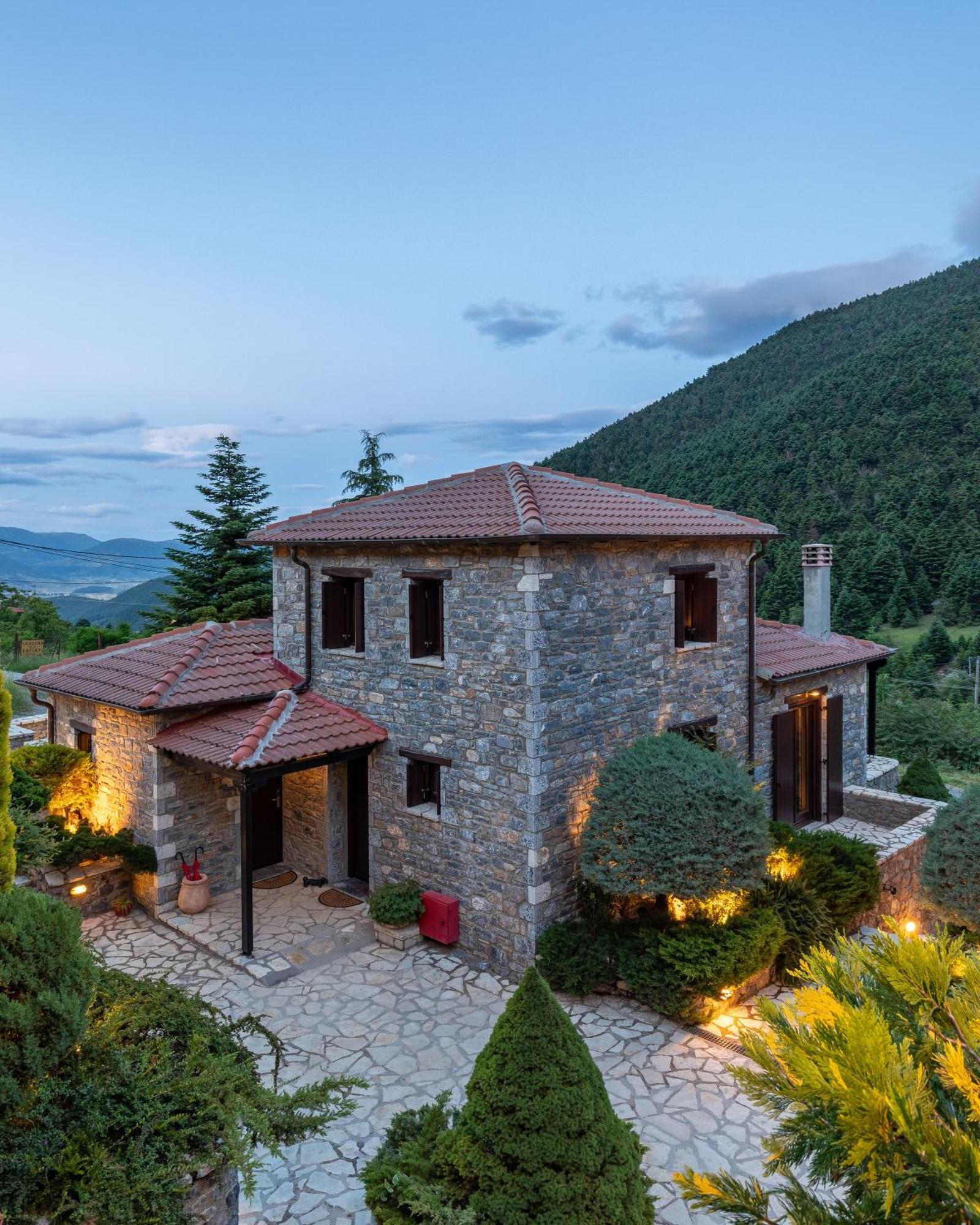 Ostra Menalon Luxury Suites Kardaras Bagian luar foto